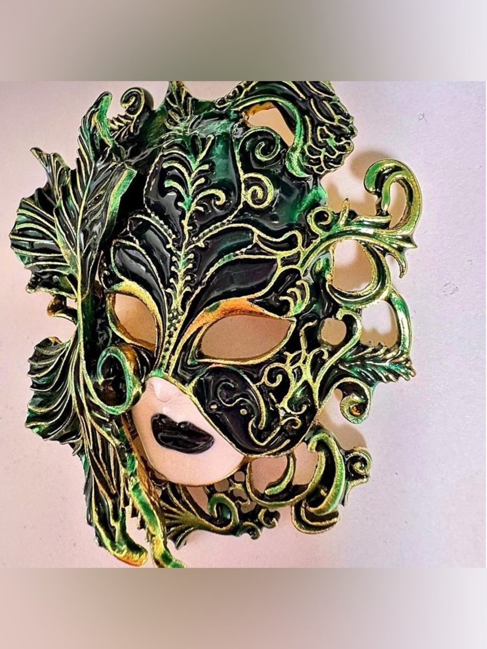 Vintage inspired enameled green and Gold tone masquerade Brooch pendant - Picture 4 of 7